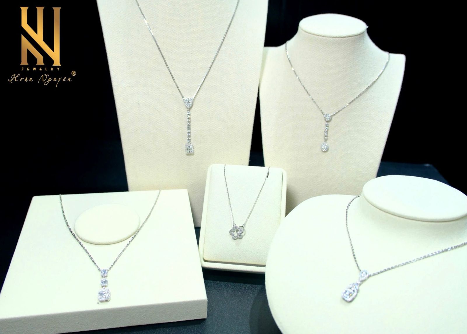 Mệnh Thủy nên đeo trang sức gì